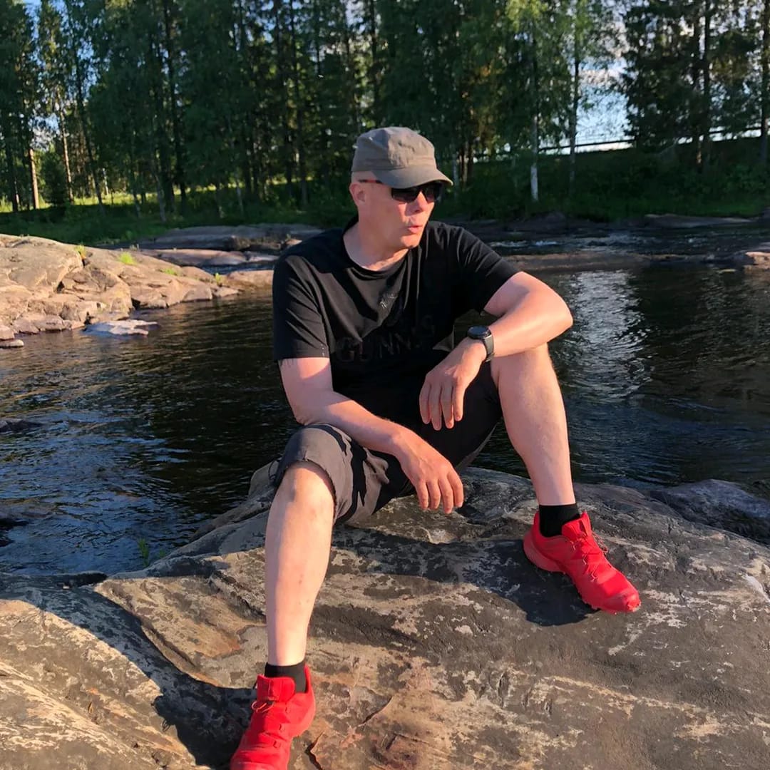 Epe istuu kosken reunalla Lapissa