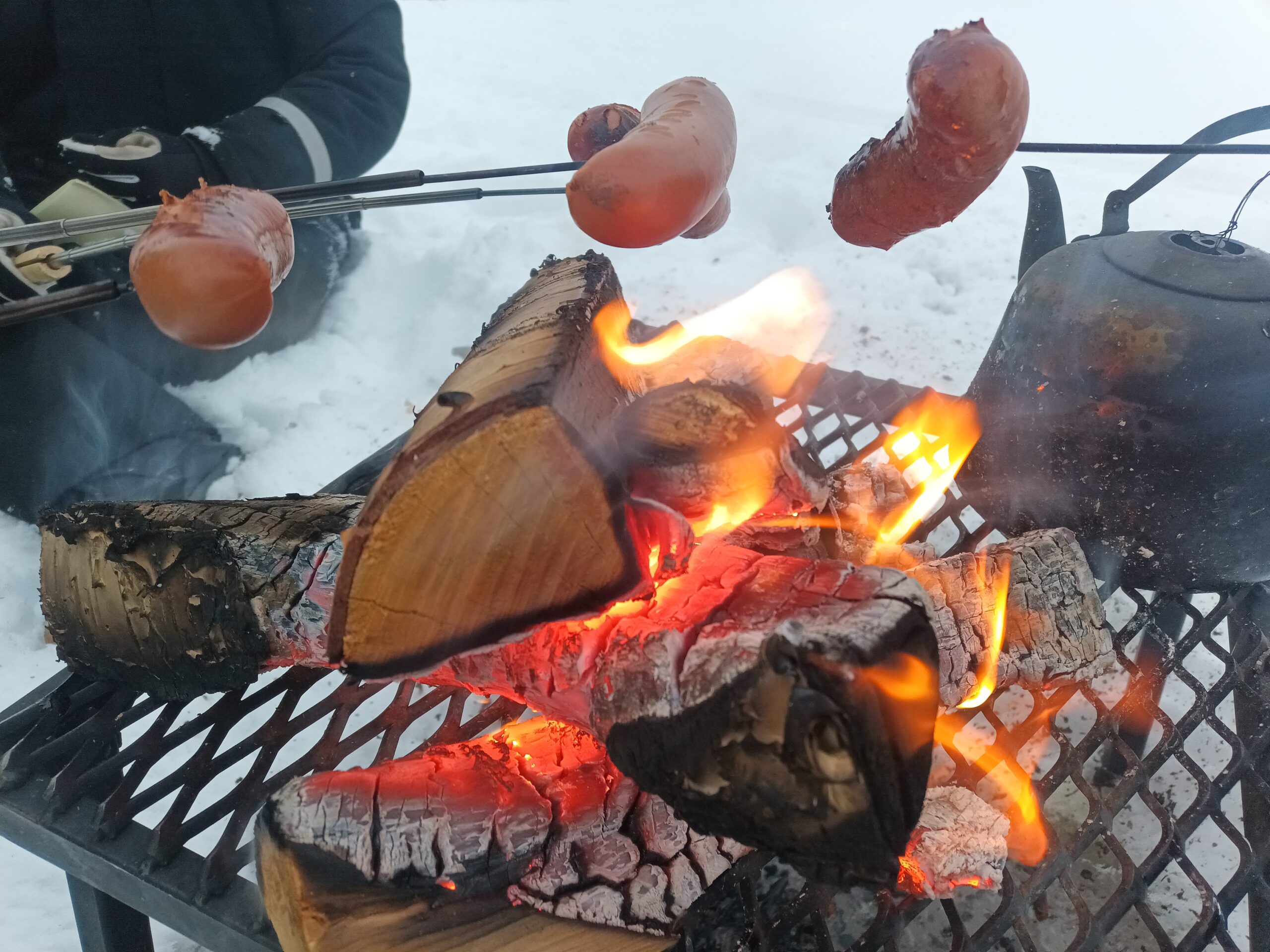 Makkaranpaistoa talvimaisemassa Lapissa