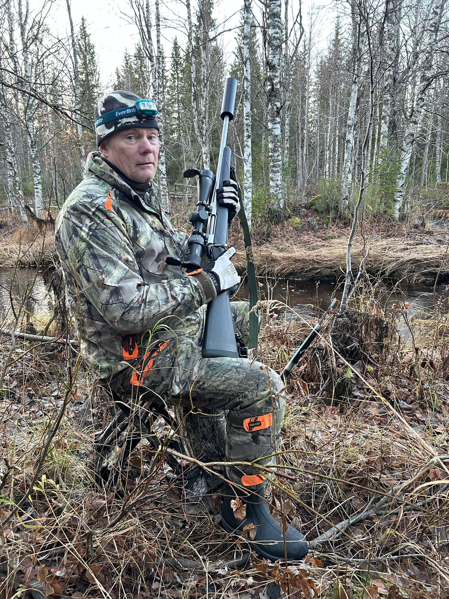 Epe istuu passissa metsästysaiheisella luontoretkellä Lapissa