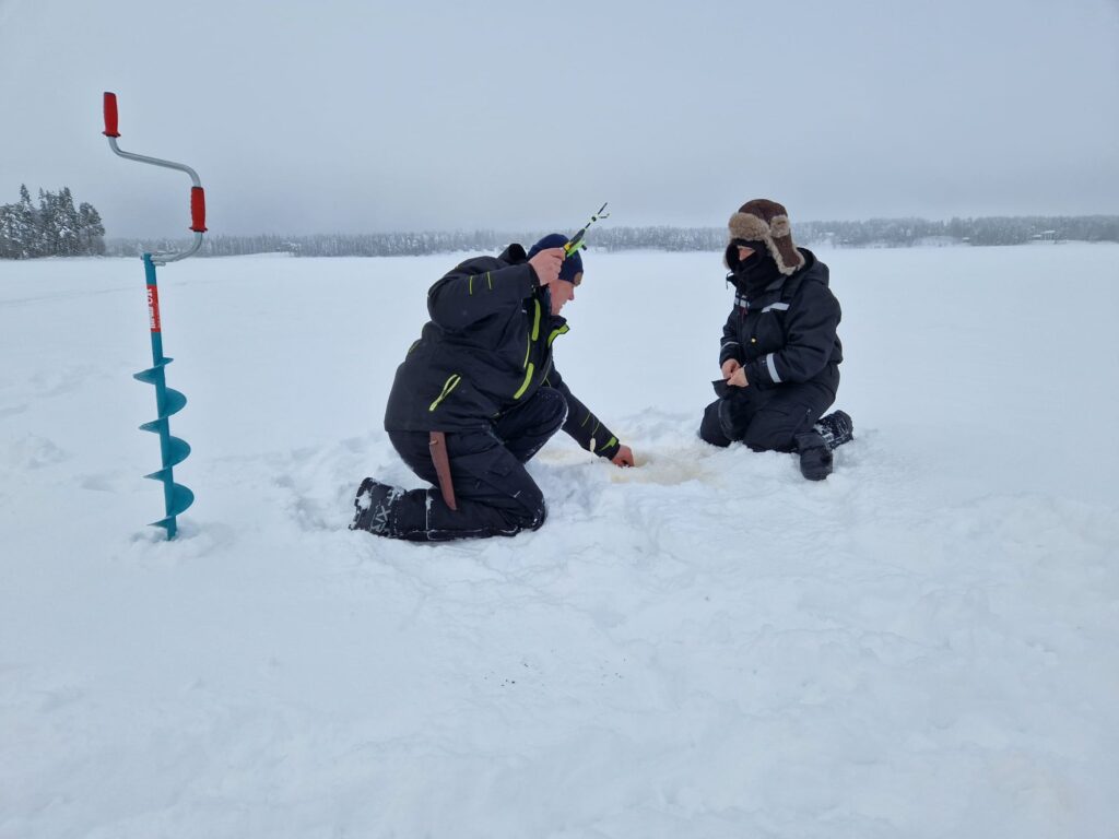 Opastettu pilkkiretki talvisella järvellä Lapissa