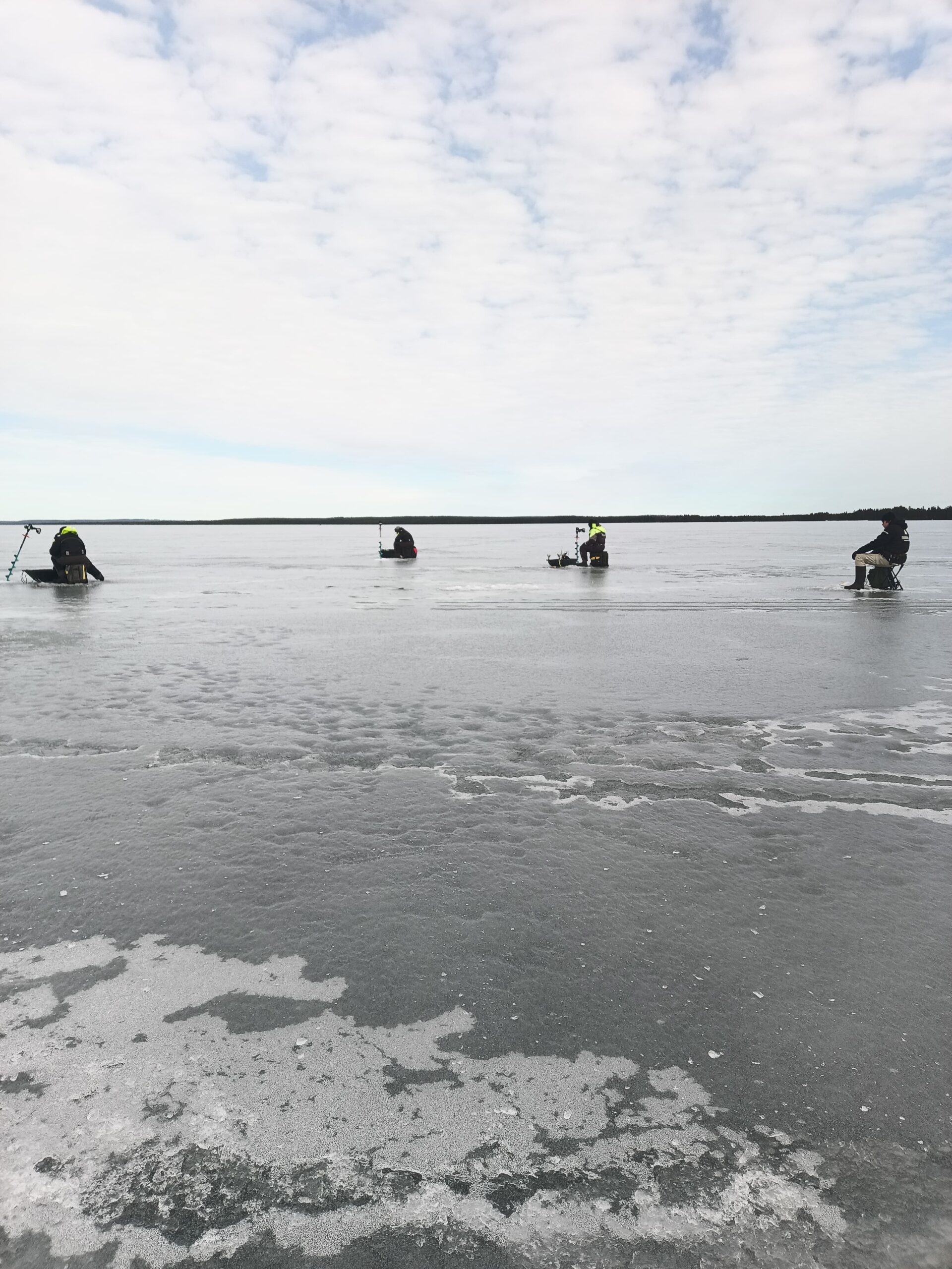 Pilkkisaalis talvisella järvellä Lapissa
