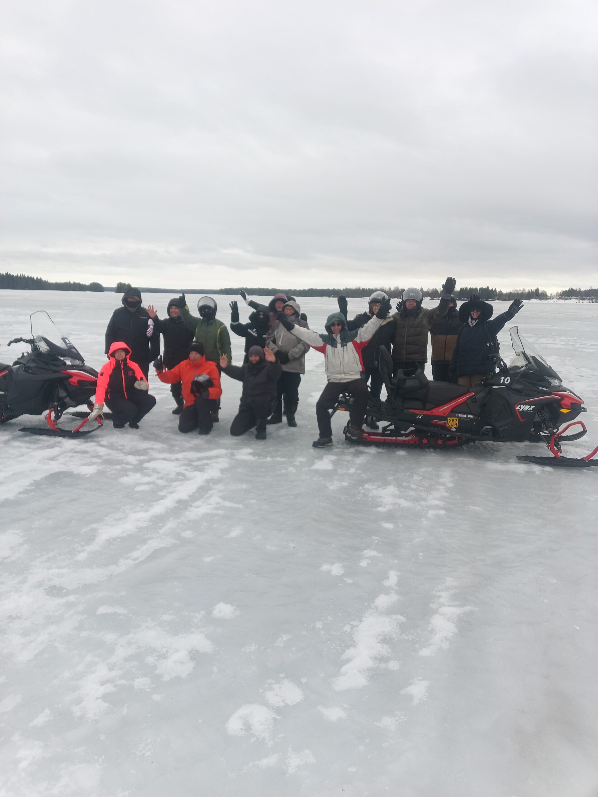 Pilkkihetki talvisella järvellä Lapissa