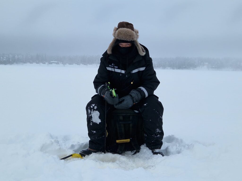 Pilkkiretkellä talvisessa Lapissa