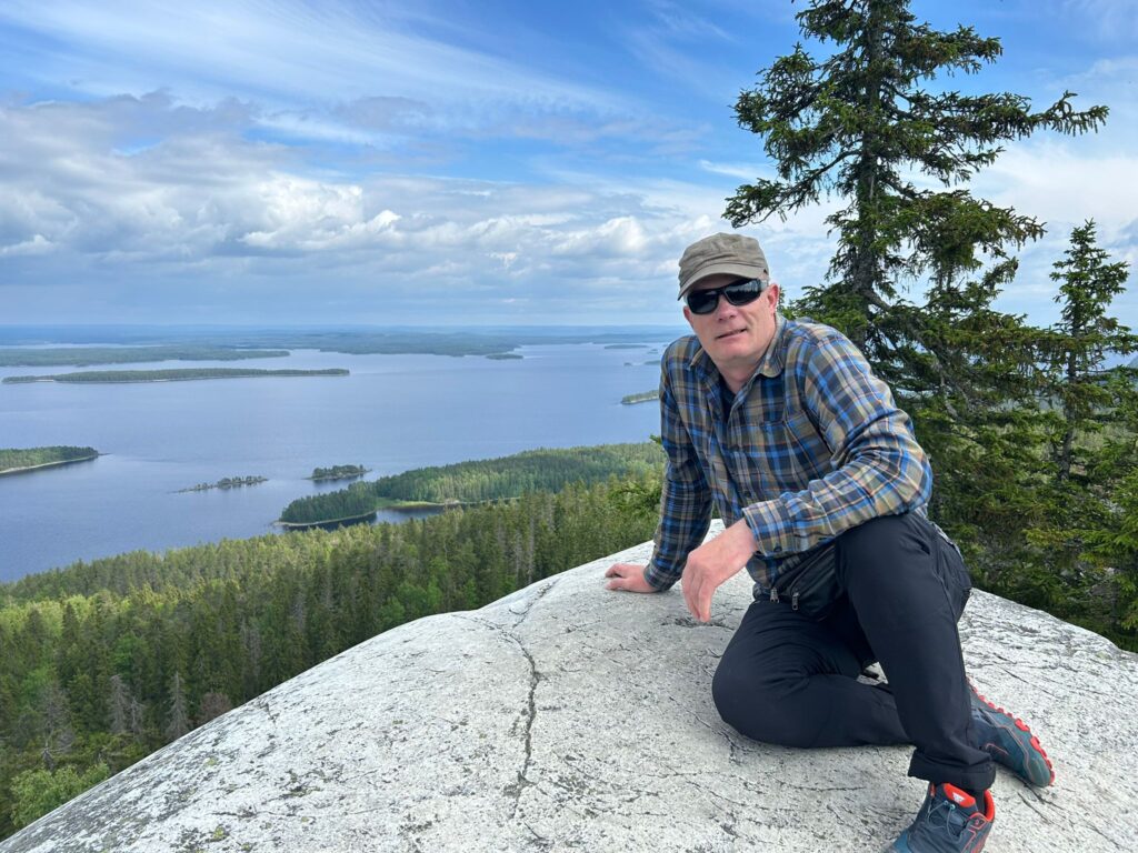 Maisemakuva järven rannalta Lapissa